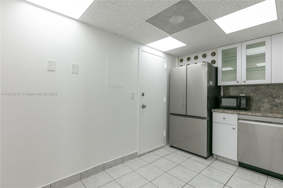 For Sale: $220,000 (1 beds, 1 baths, 894 Square Feet)