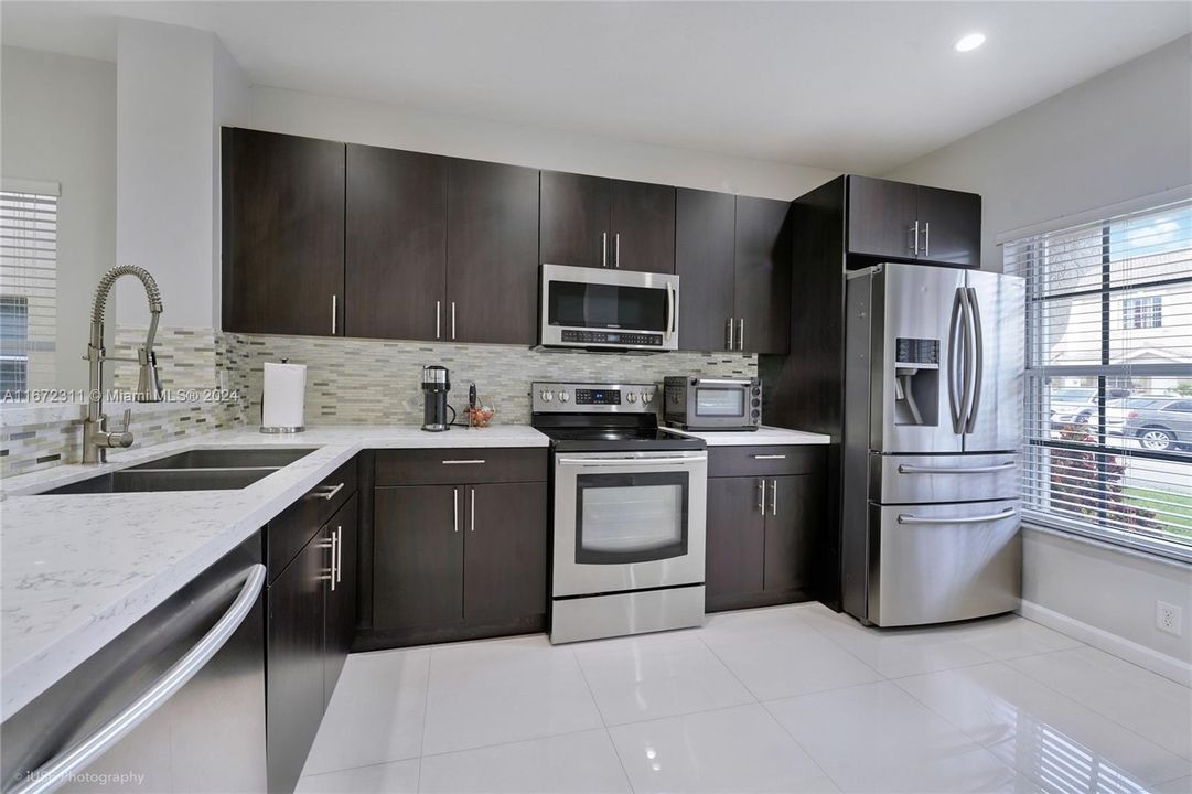 For Sale: $429,995 (2 beds, 2 baths, 1120 Square Feet)