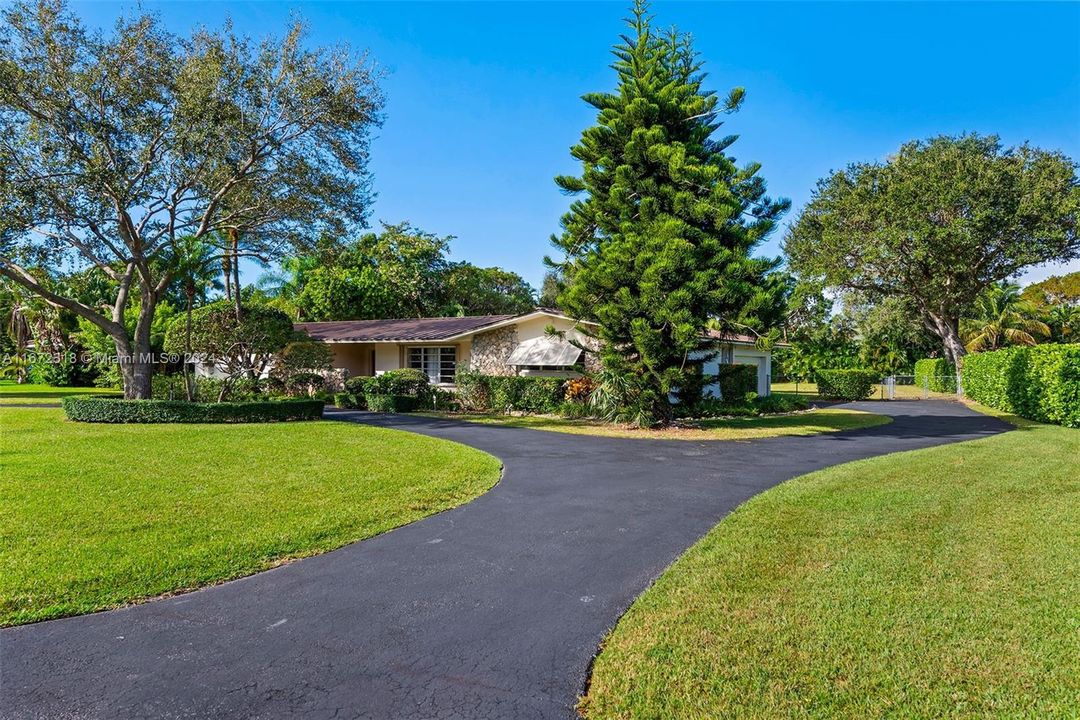 For Sale: $2,690,000 (5 beds, 3 baths, 2755 Square Feet)