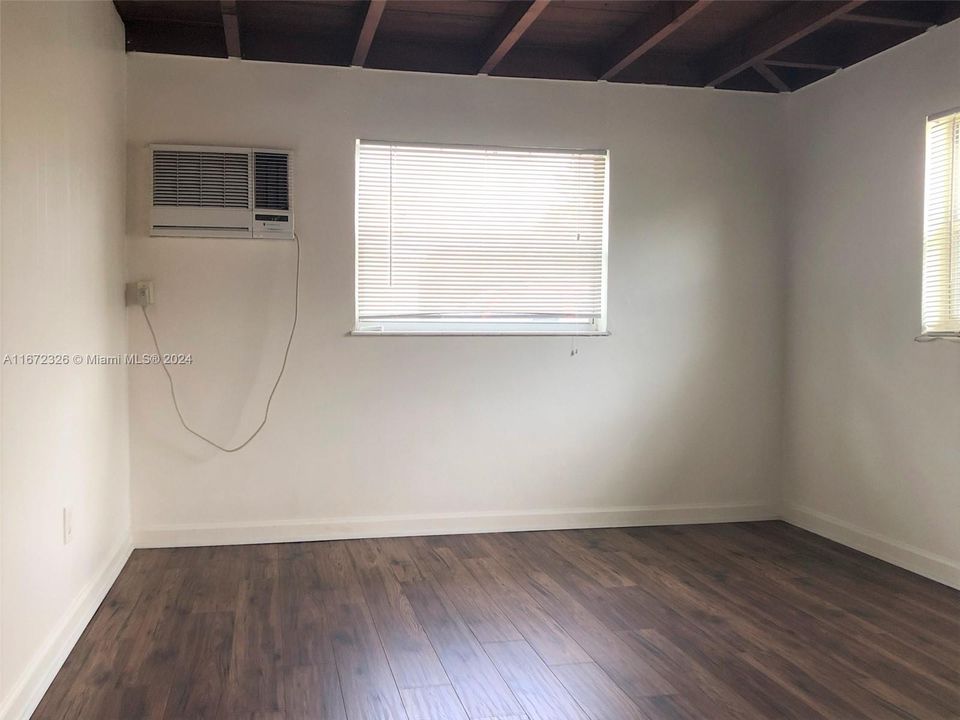 For Rent: $1,350 (2 beds, 1 baths, 3472 Square Feet)