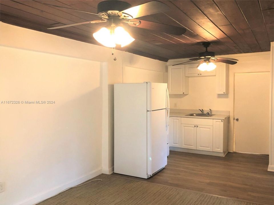 For Rent: $1,350 (2 beds, 1 baths, 3472 Square Feet)