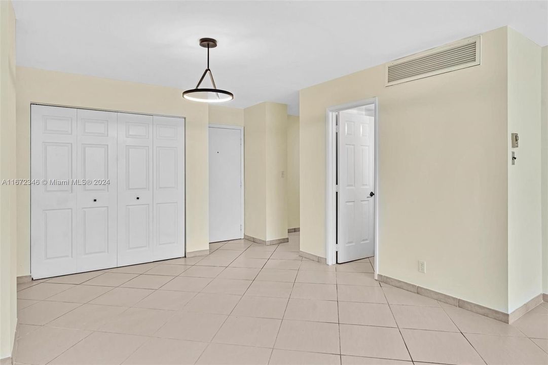 For Sale: $329,900 (1 beds, 1 baths, 910 Square Feet)