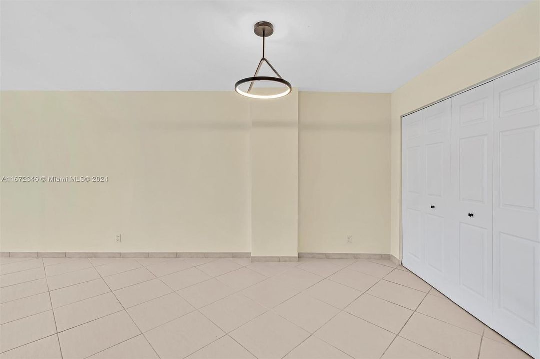 For Sale: $329,900 (1 beds, 1 baths, 910 Square Feet)