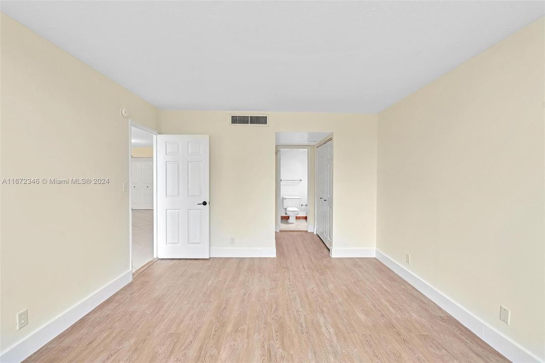 For Sale: $329,900 (1 beds, 1 baths, 910 Square Feet)