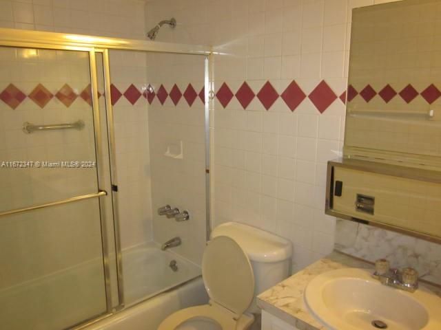 Recently Rented: $2,000 (1 beds, 1 baths, 709 Square Feet)