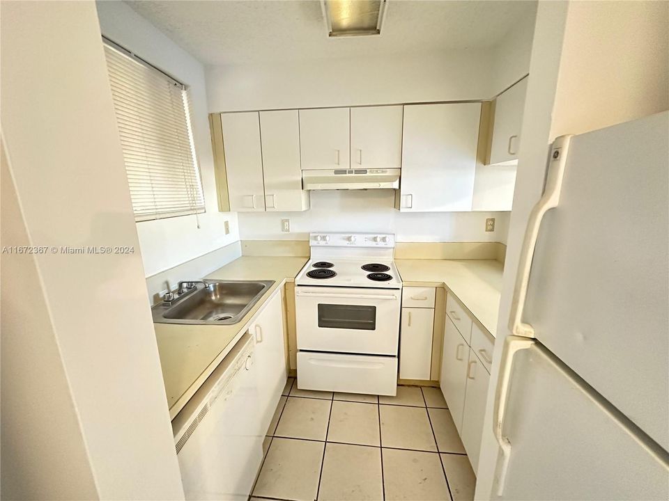 For Rent: $2,300 (2 beds, 2 baths, 912 Square Feet)