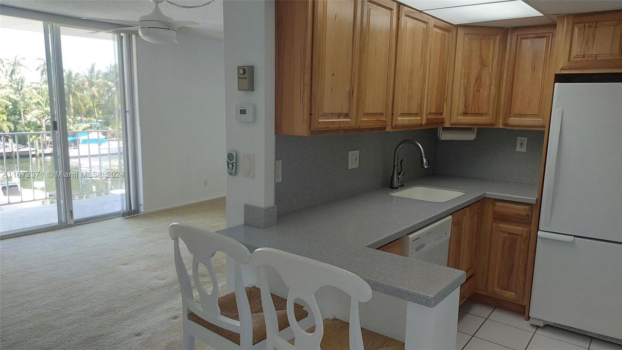 For Sale: $249,900 (1 beds, 1 baths, 704 Square Feet)