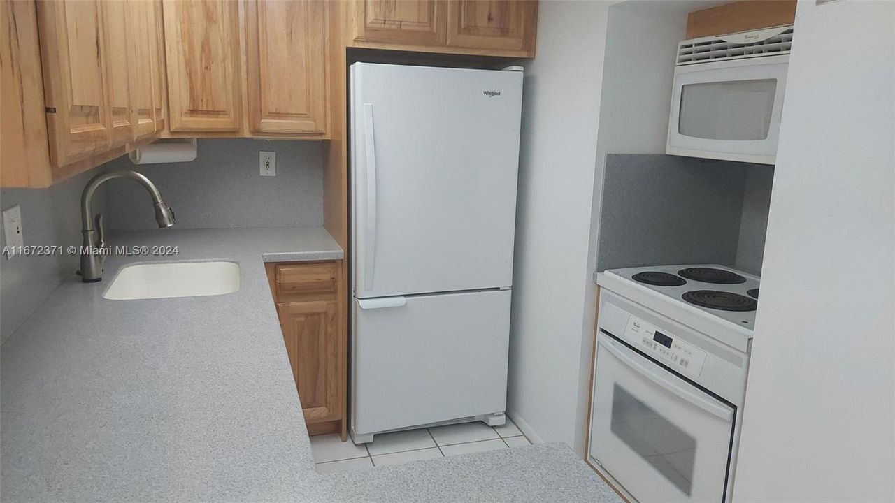 For Sale: $249,900 (1 beds, 1 baths, 704 Square Feet)