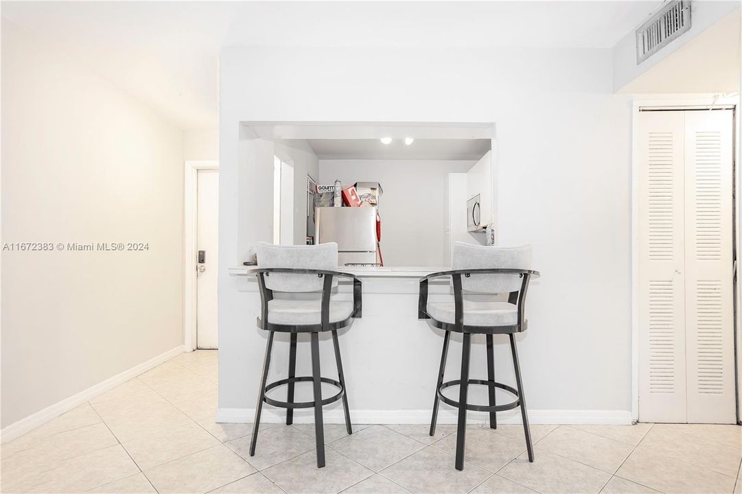 For Sale: $205,000 (2 beds, 2 baths, 870 Square Feet)