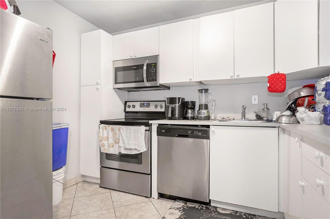 For Sale: $205,000 (2 beds, 2 baths, 870 Square Feet)