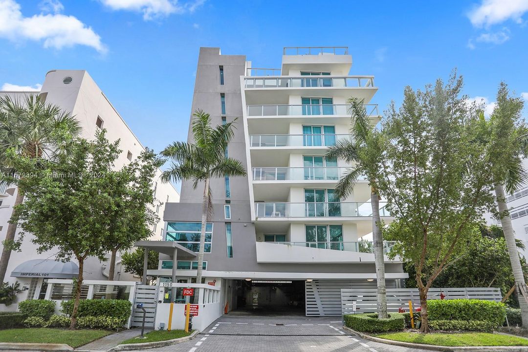 For Sale: $612,500 (1 beds, 2 baths, 955 Square Feet)