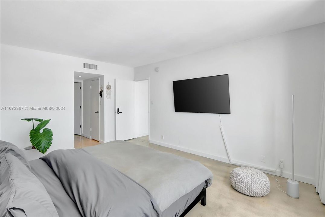 For Sale: $545,000 (1 beds, 1 baths, 962 Square Feet)