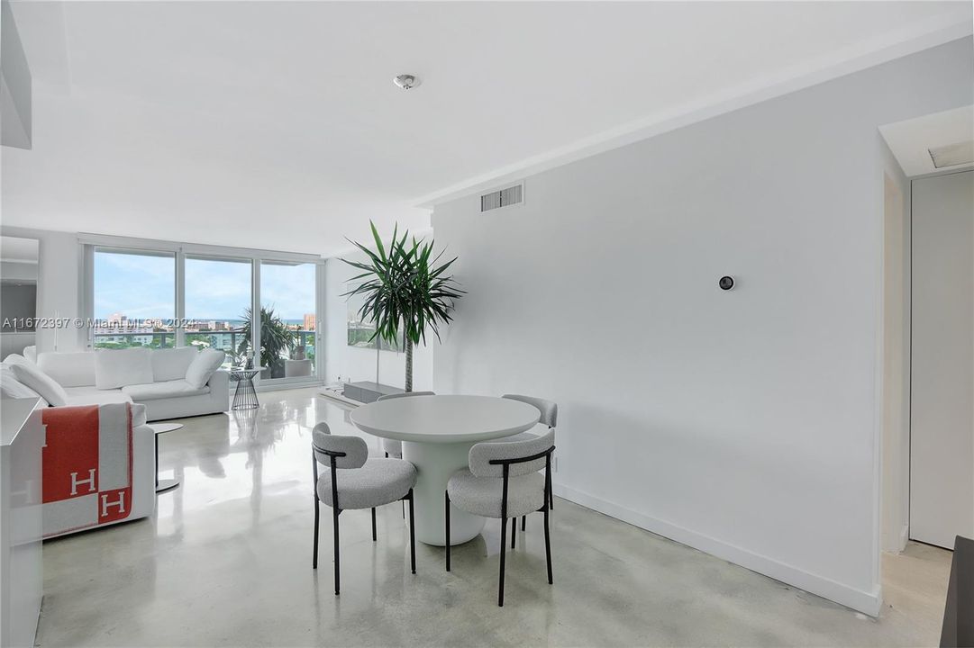 For Sale: $545,000 (1 beds, 1 baths, 962 Square Feet)