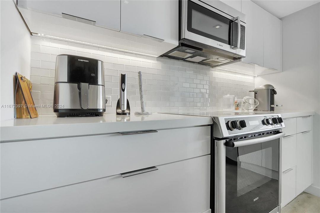 For Sale: $545,000 (1 beds, 1 baths, 962 Square Feet)