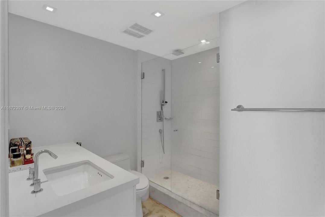 For Sale: $545,000 (1 beds, 1 baths, 962 Square Feet)