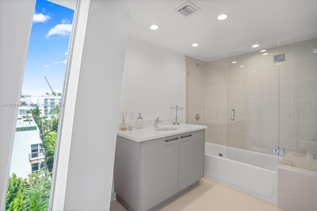 For Sale: $758,200 (1 beds, 2 baths, 1128 Square Feet)