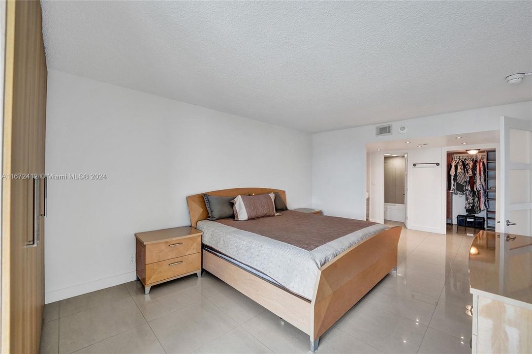 For Sale: $530,000 (2 beds, 2 baths, 1331 Square Feet)