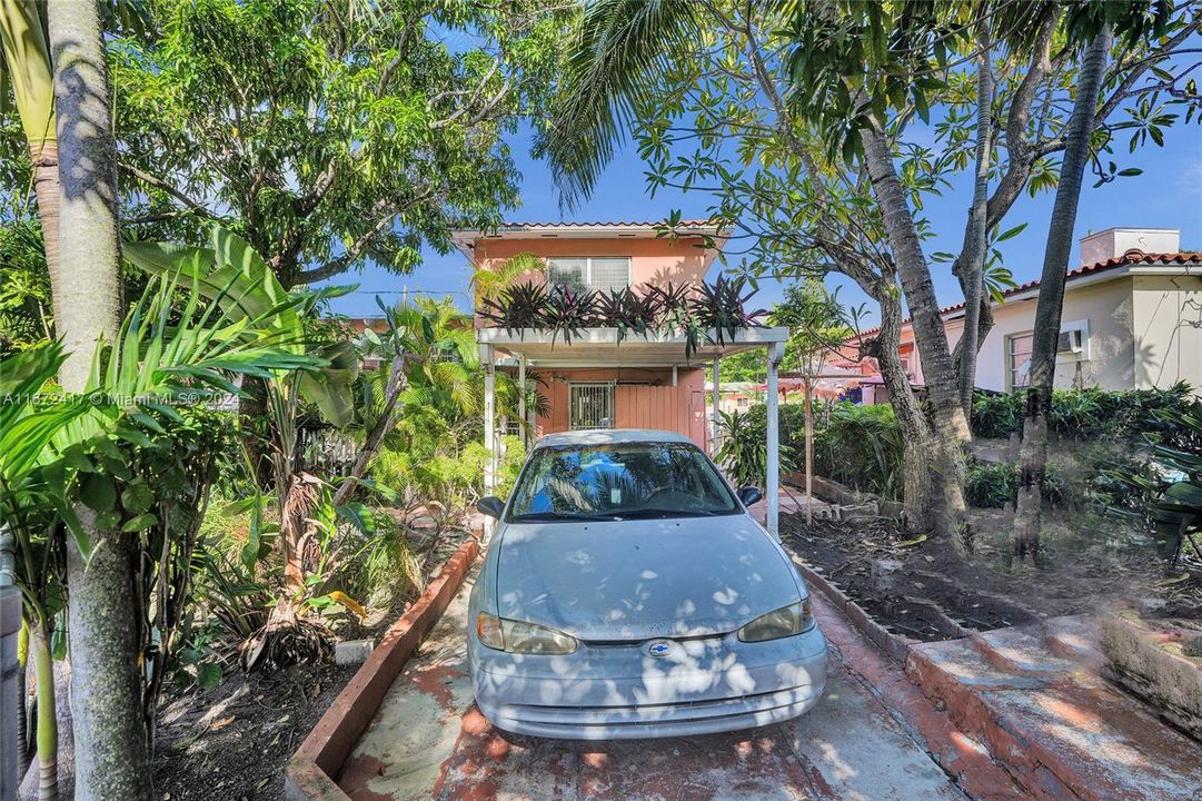 Private parking with carport