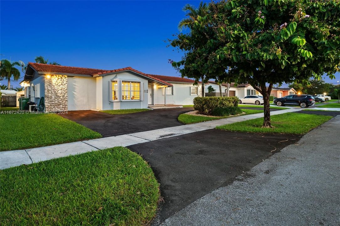 For Sale: $795,000 (3 beds, 2 baths, 1952 Square Feet)