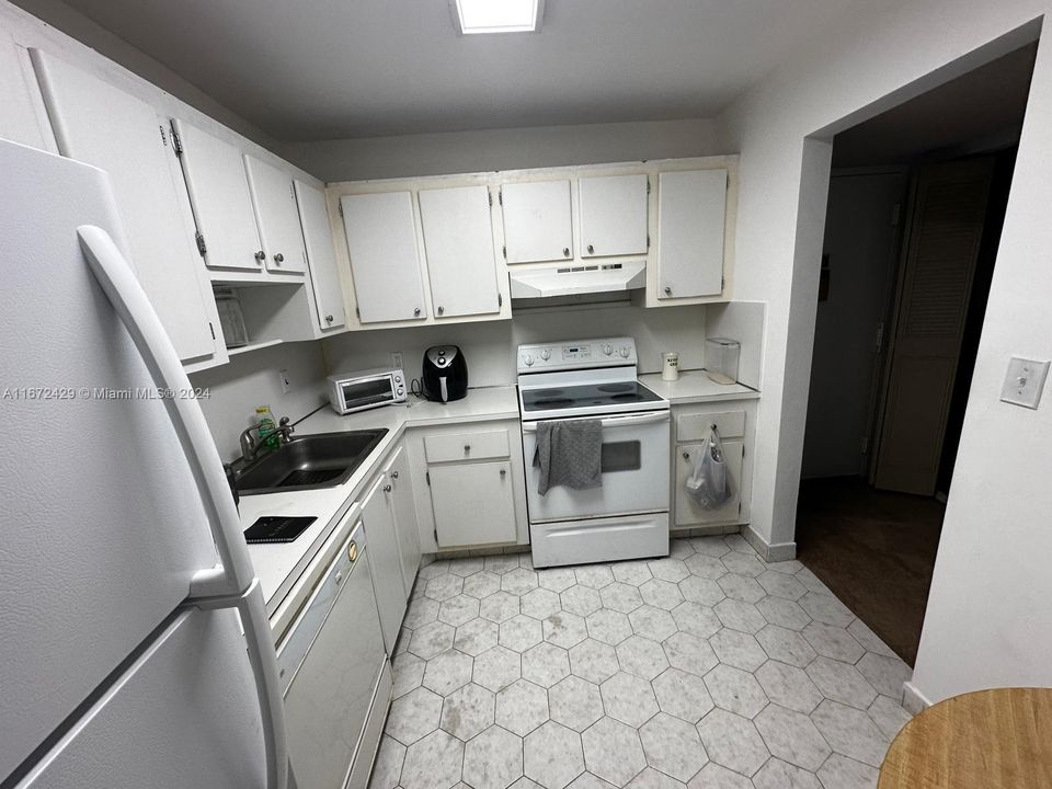 For Sale: $199,000 (1 beds, 1 baths, 825 Square Feet)