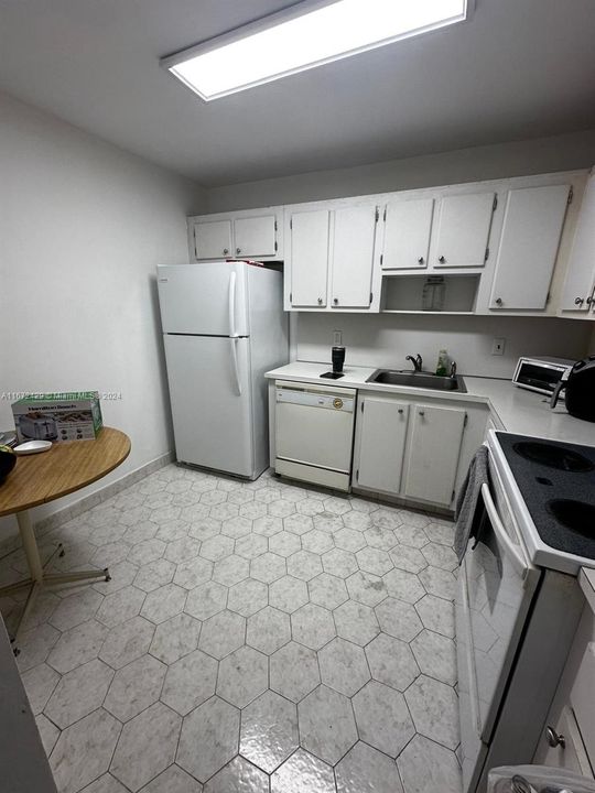 For Sale: $199,000 (1 beds, 1 baths, 825 Square Feet)