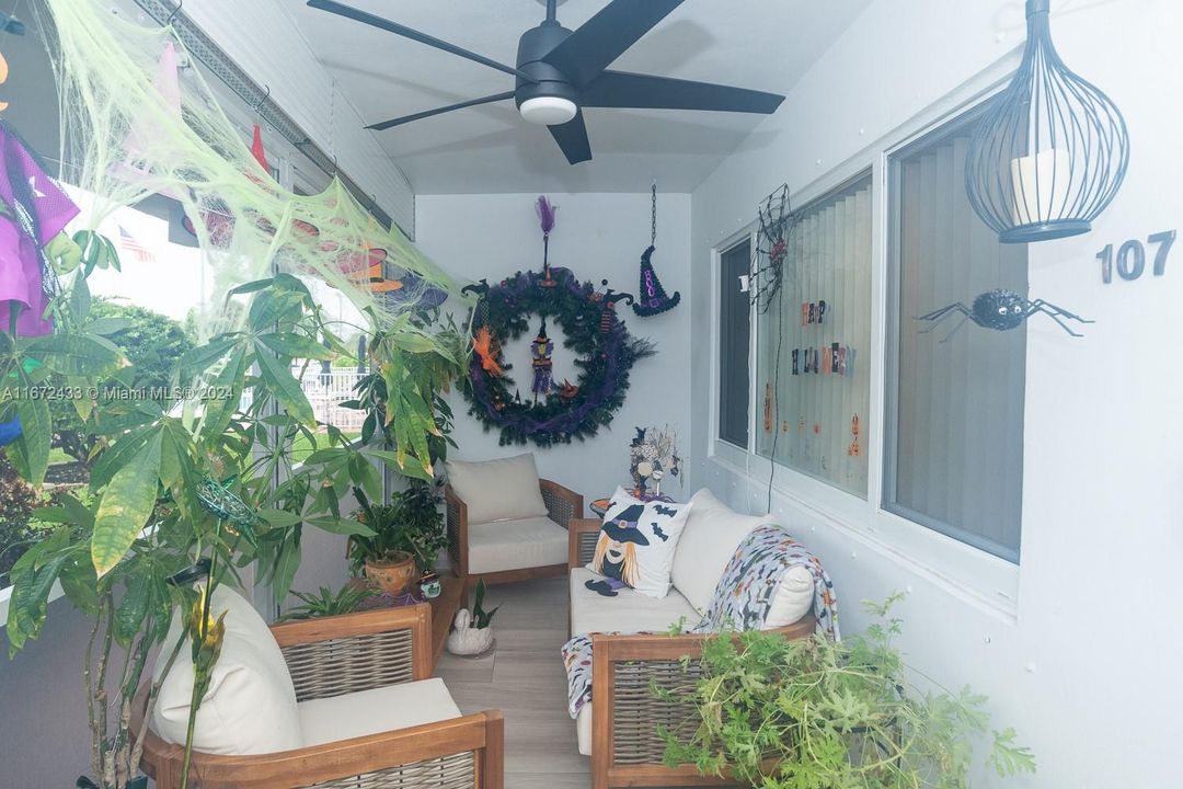 For Sale: $295,000 (2 beds, 2 baths, 1200 Square Feet)