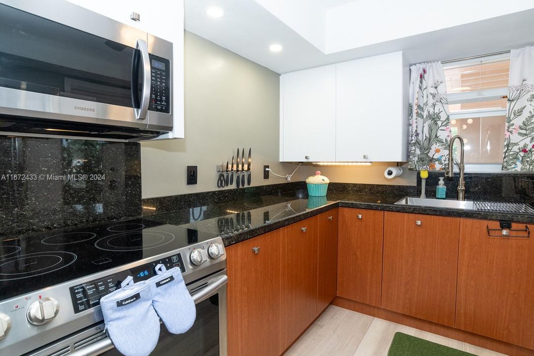 For Sale: $295,000 (2 beds, 2 baths, 1200 Square Feet)