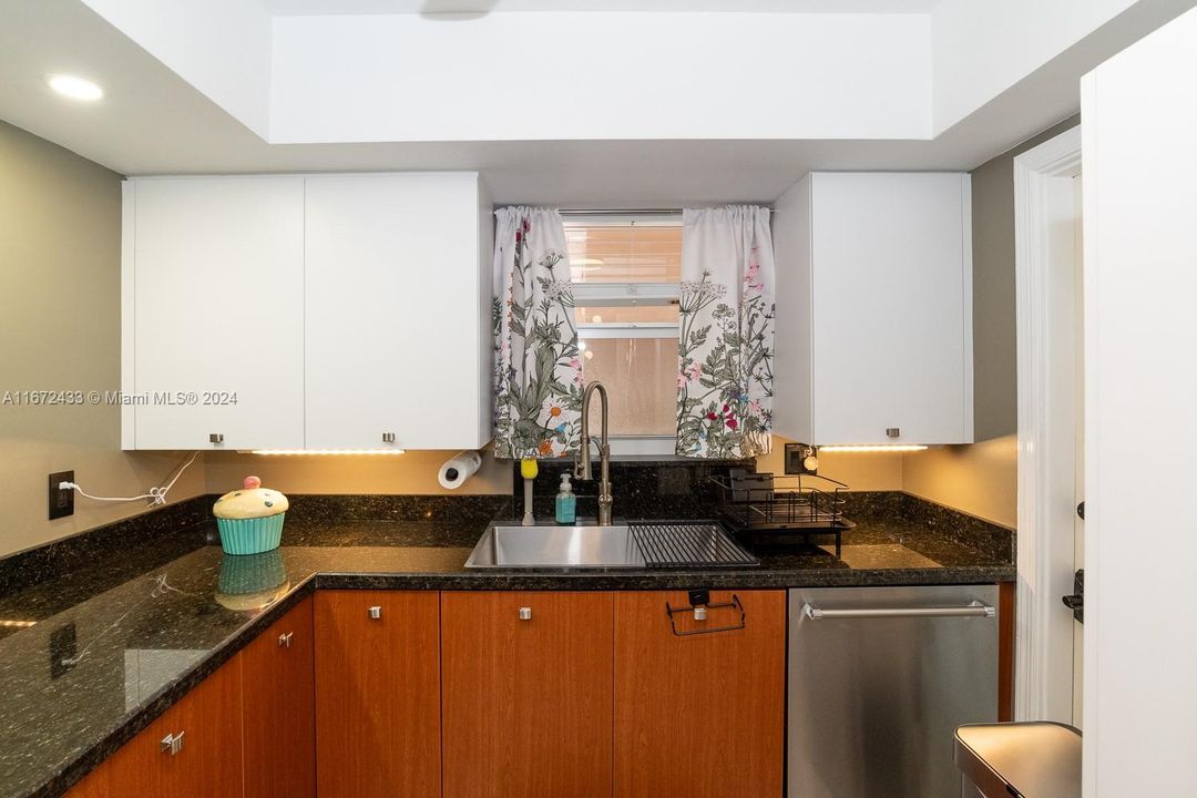 For Sale: $295,000 (2 beds, 2 baths, 1200 Square Feet)