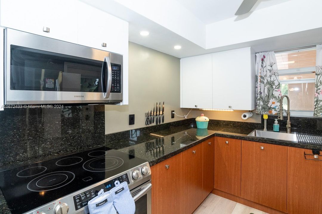 For Sale: $295,000 (2 beds, 2 baths, 1200 Square Feet)