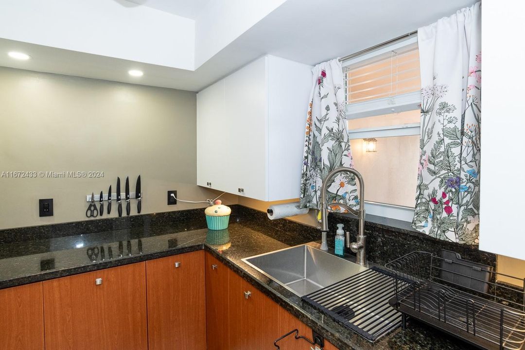 For Sale: $295,000 (2 beds, 2 baths, 1200 Square Feet)