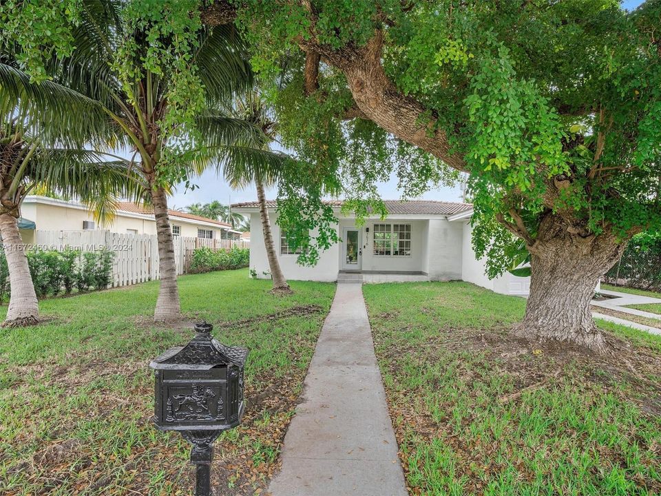 For Sale: $1,050,000 (3 beds, 2 baths, 1337 Square Feet)