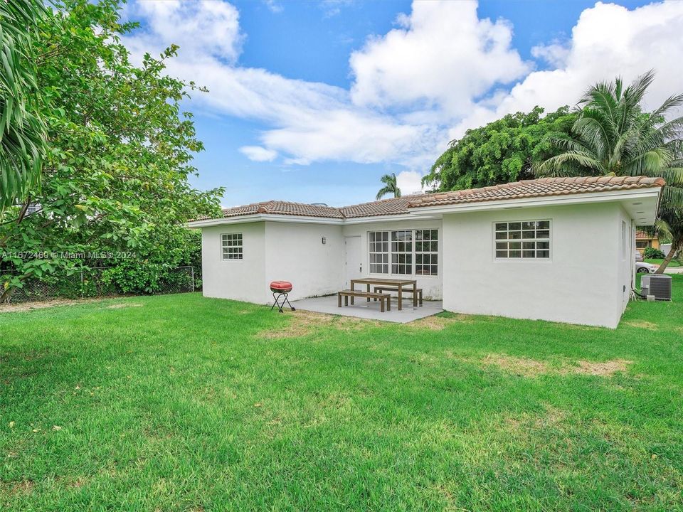 For Sale: $1,050,000 (3 beds, 2 baths, 1337 Square Feet)