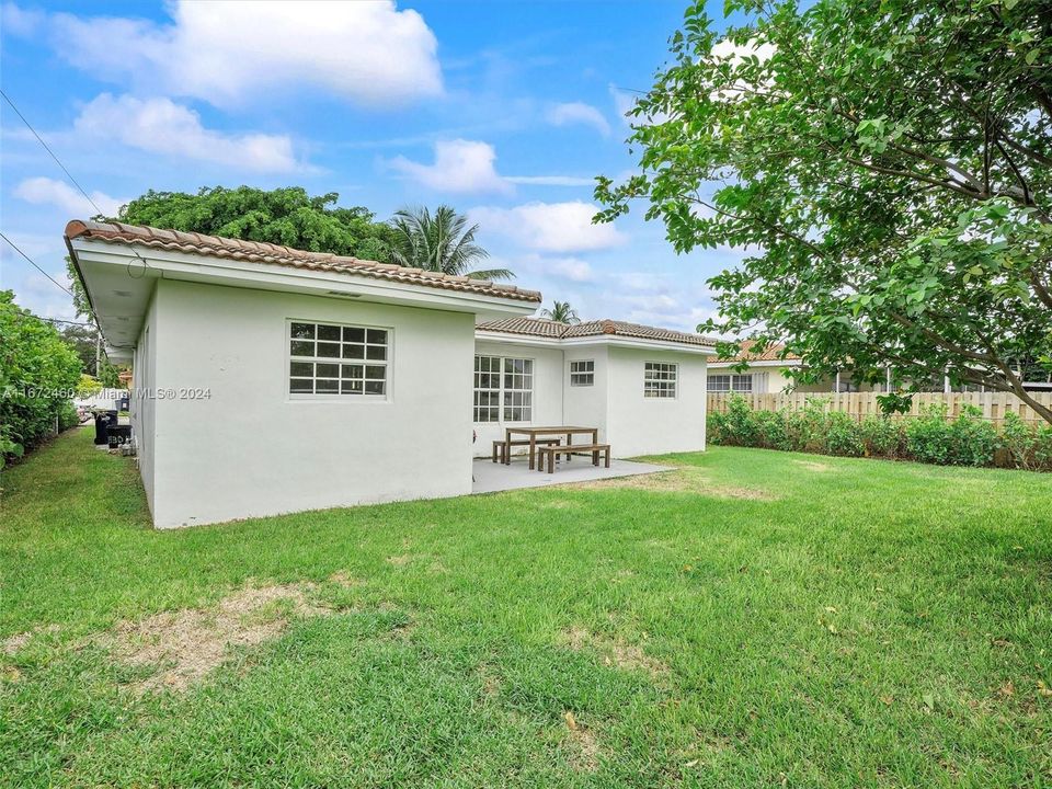 For Sale: $1,050,000 (3 beds, 2 baths, 1337 Square Feet)