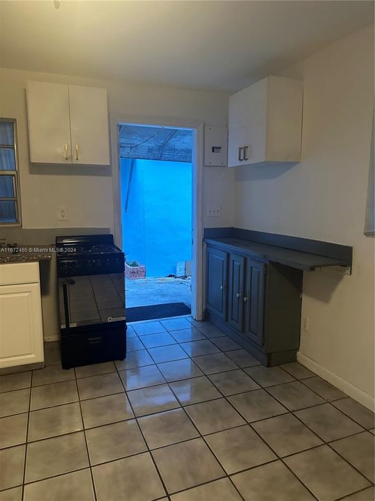 For Rent: $1,300 (0 beds, 1 baths, 1728 Square Feet)