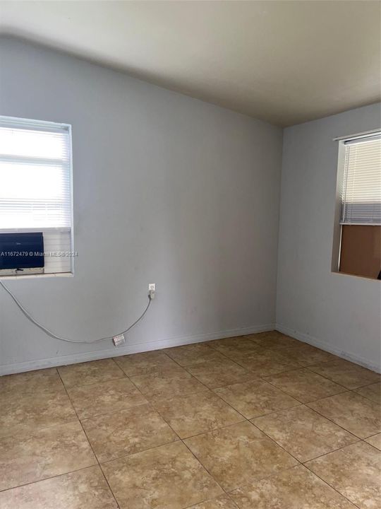 For Rent: $1,050 (1 beds, 1 baths, 4376 Square Feet)