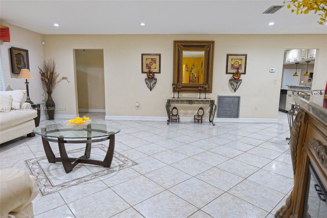 En Venta: $650,000 (4 camas, 3 baños, 2548 Pies cuadrados)