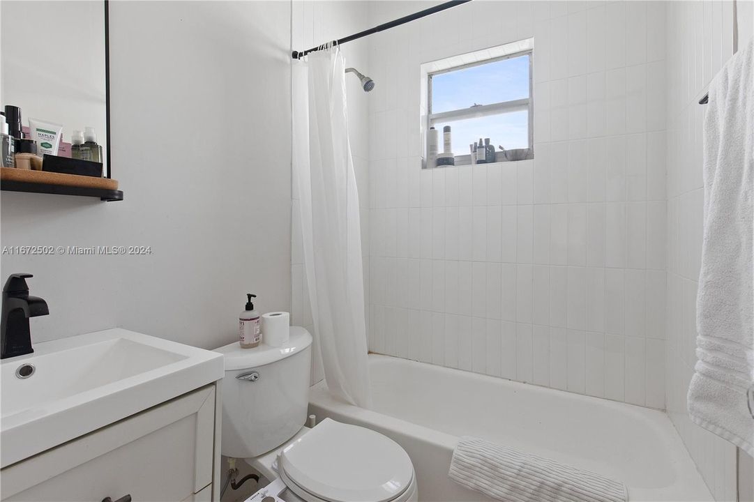 For Sale: $225,000 (2 beds, 1 baths, 715 Square Feet)