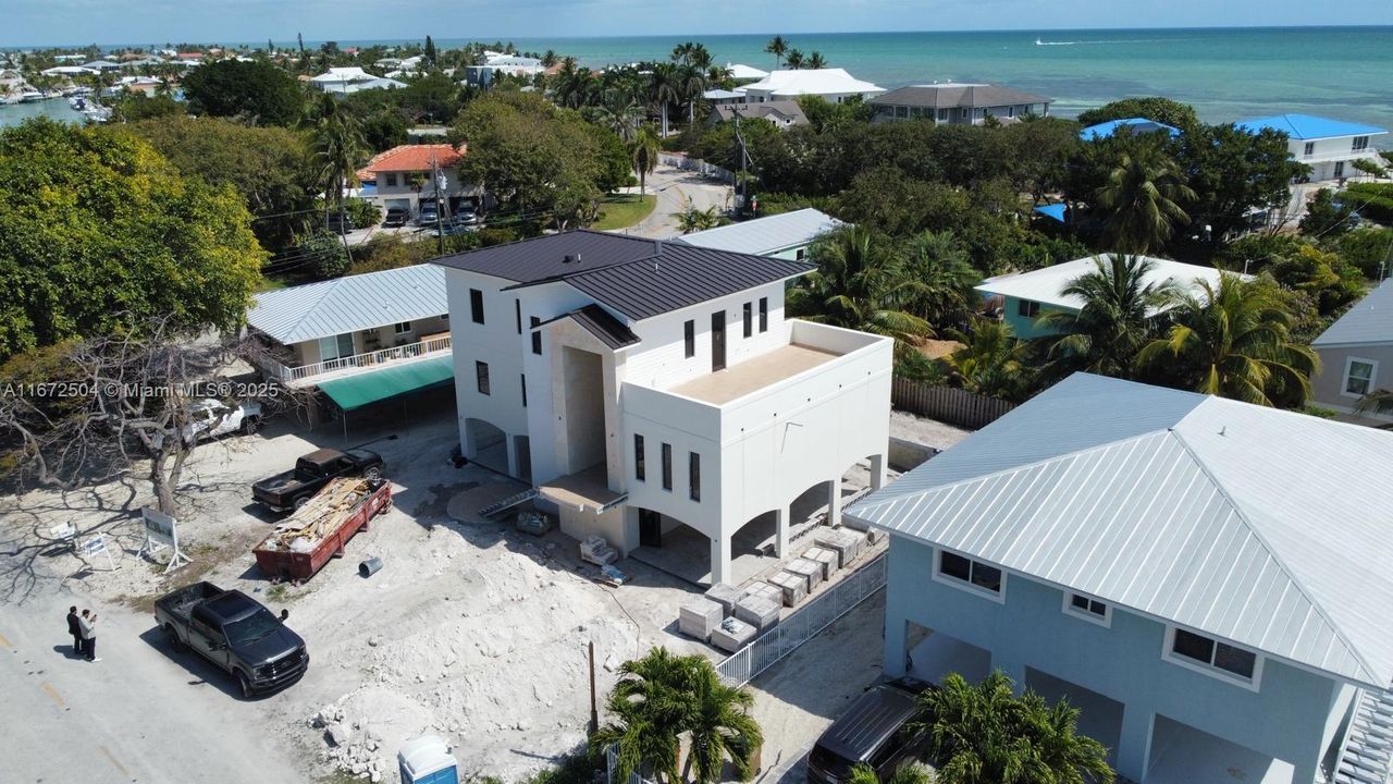 最近售出: $2,000,000 (4 贝兹, 4 浴室, 3172 平方英尺)