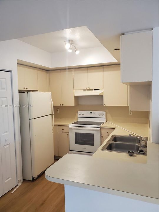 For Rent: $2,000 (2 beds, 2 baths, 914 Square Feet)