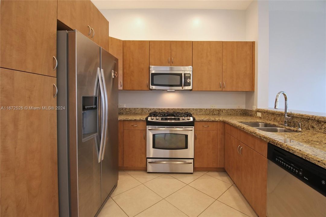 For Sale: $390,000 (2 beds, 2 baths, 1159 Square Feet)