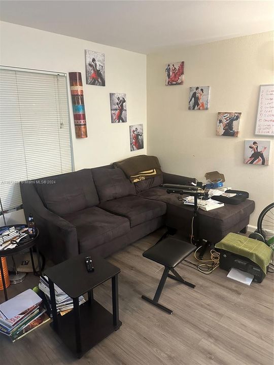 Active With Contract: $159,000 (1 beds, 1 baths, 834 Square Feet)