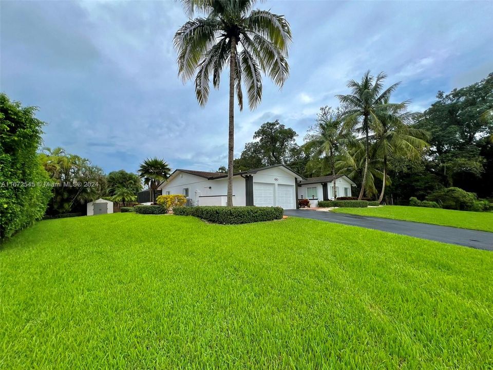 Active With Contract: $965,000 (6 beds, 3 baths, 2644 Square Feet)