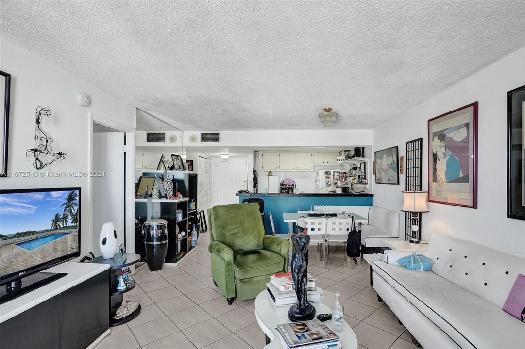 For Sale: $459,000 (1 beds, 1 baths, 662 Square Feet)