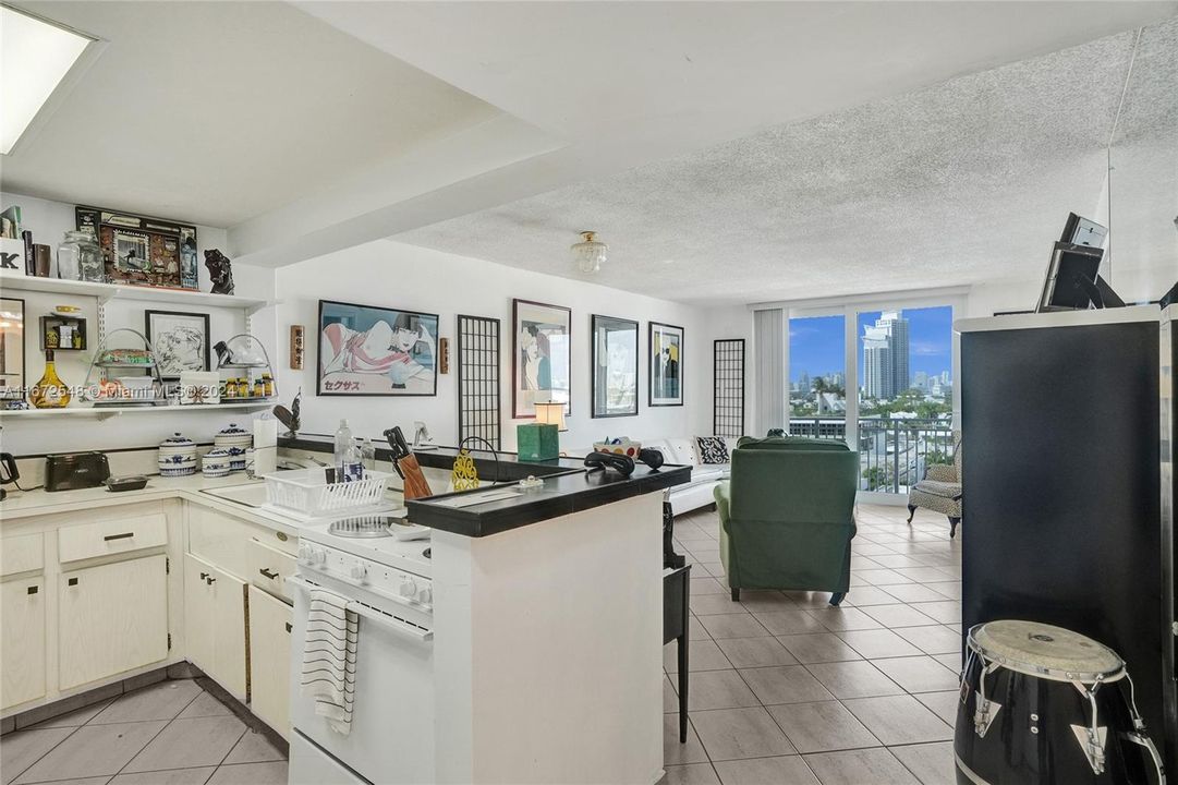 For Sale: $459,000 (1 beds, 1 baths, 662 Square Feet)