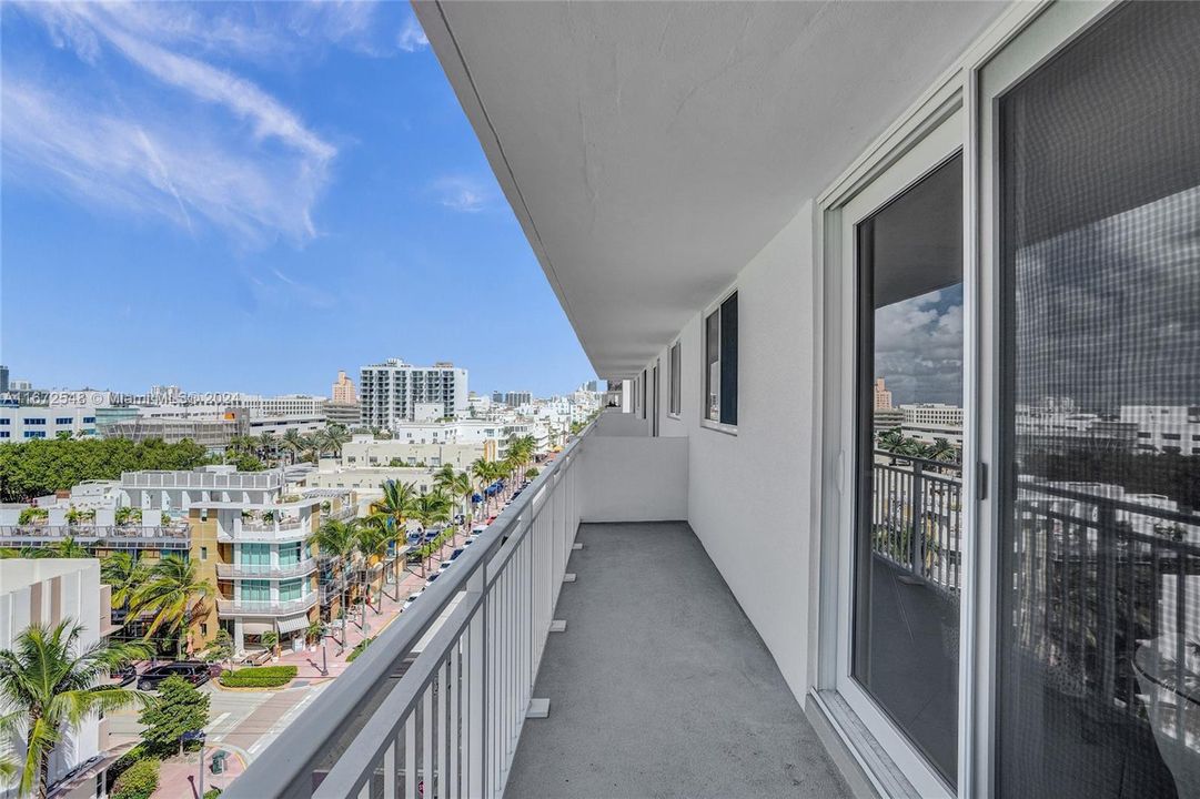 For Sale: $459,000 (1 beds, 1 baths, 662 Square Feet)