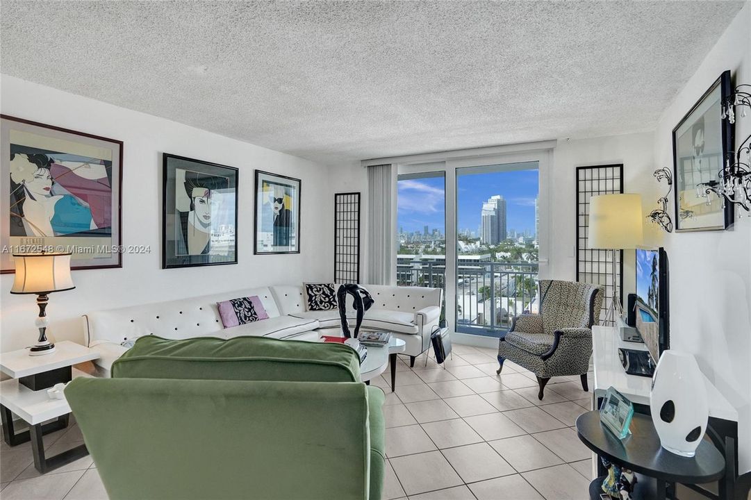 For Sale: $459,000 (1 beds, 1 baths, 662 Square Feet)