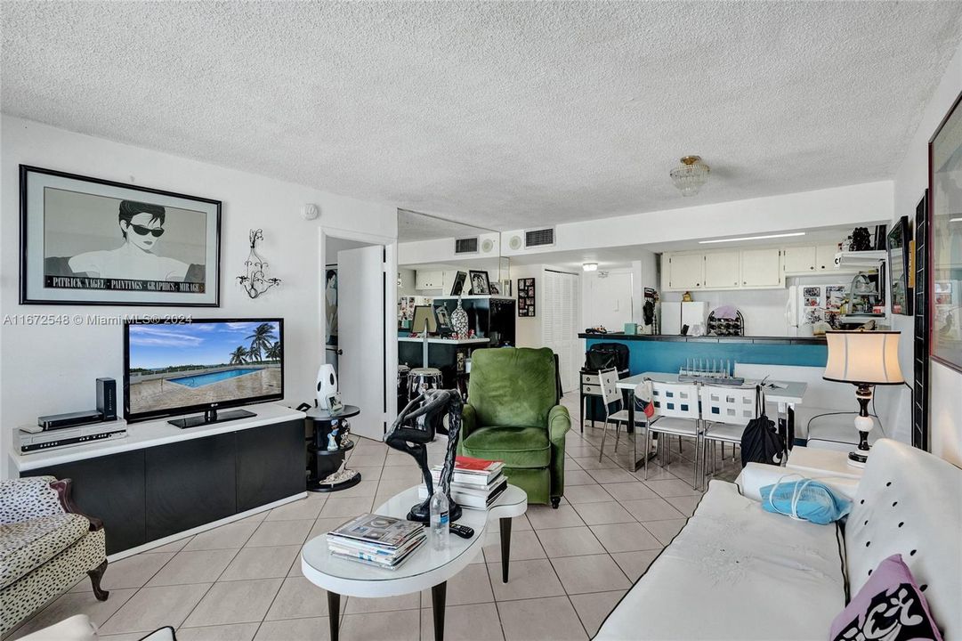 For Sale: $459,000 (1 beds, 1 baths, 662 Square Feet)