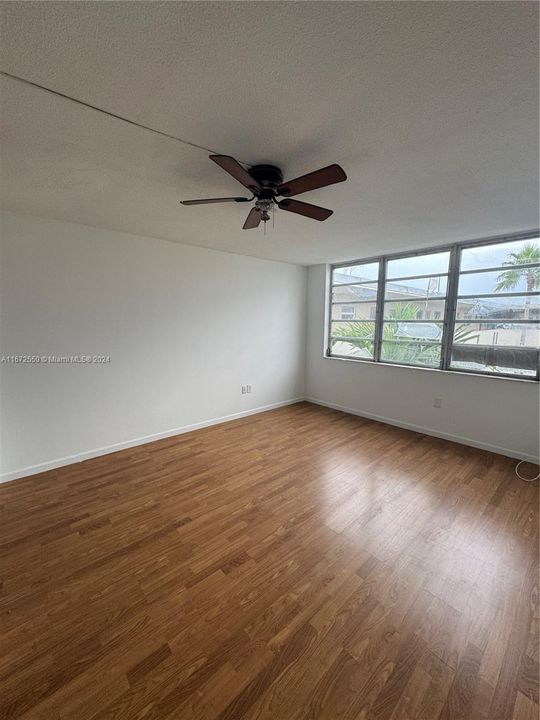 Active With Contract: $1,950 (2 beds, 1 baths, 1036 Square Feet)