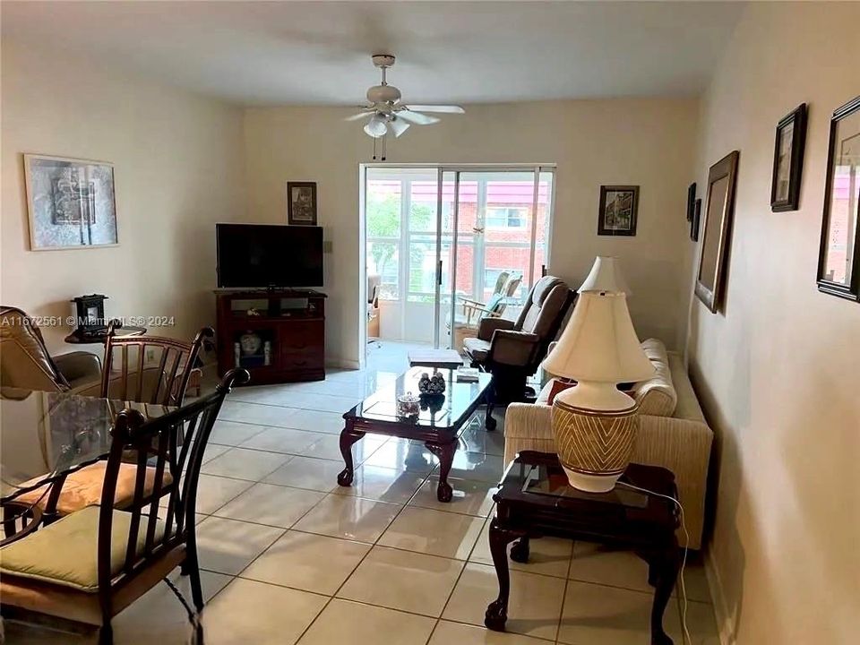 For Sale: $125,000 (1 beds, 1 baths, 812 Square Feet)