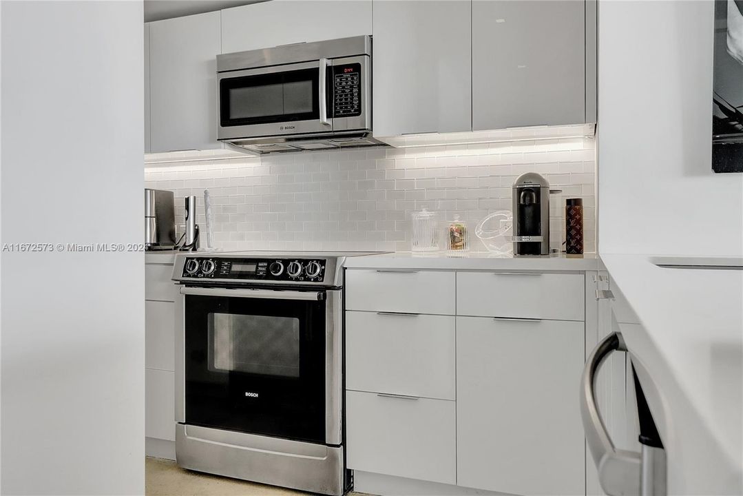 Recently Rented: $4,700 (1 beds, 1 baths, 962 Square Feet)